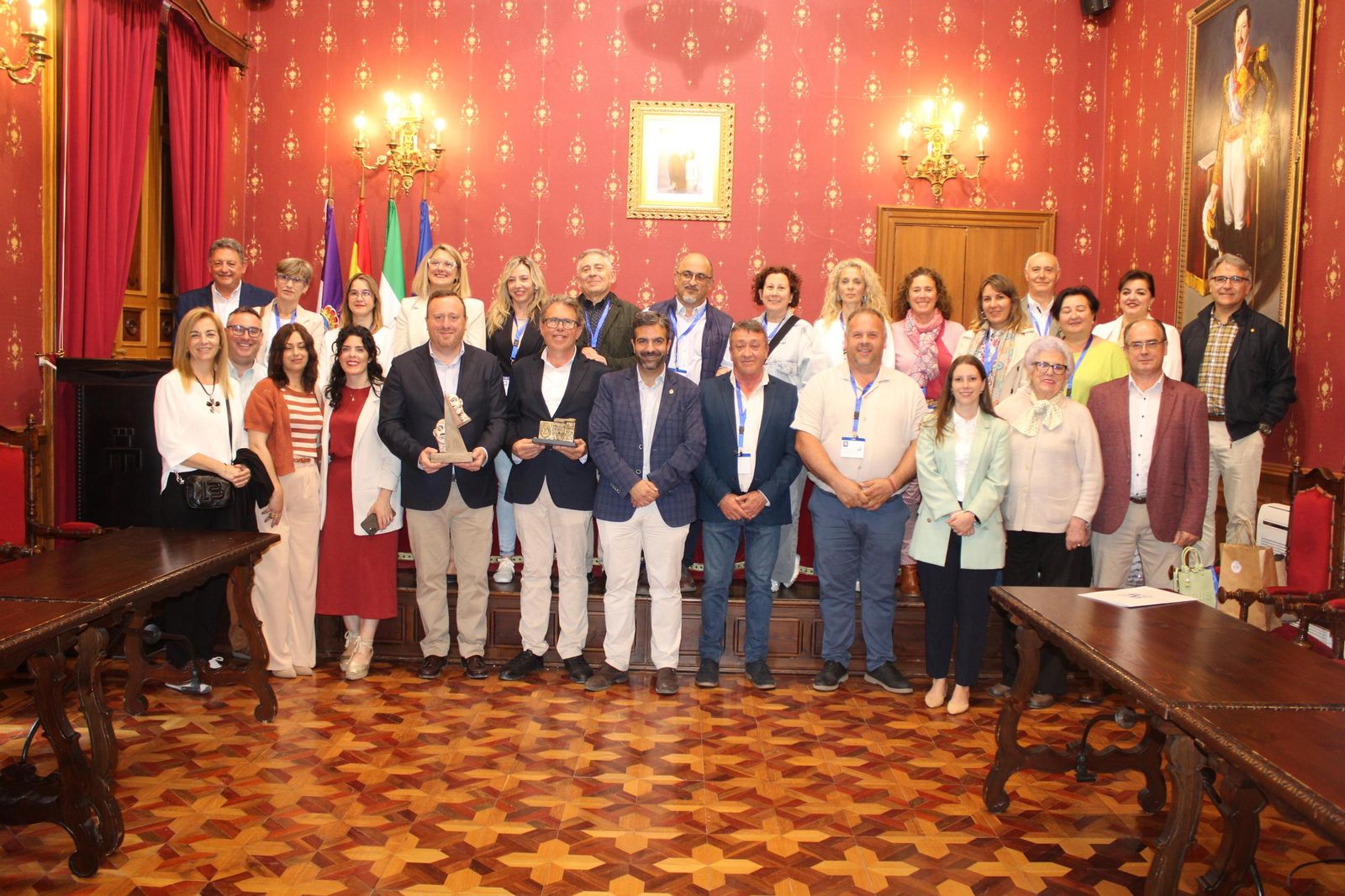 Fotografía de familia después del primer encuentro empresarial para frenar la despoblación.