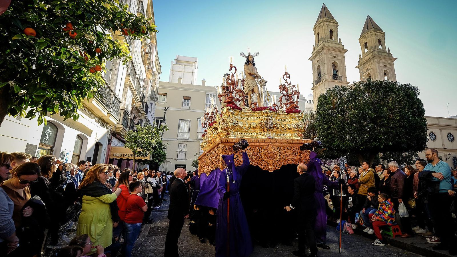 Jesús Atado a la Columna da sus primeros pasos por la plaza de San Antonio. Jesús Atado a la Columna da sus primeros pasos por la plaza de San Antonio.