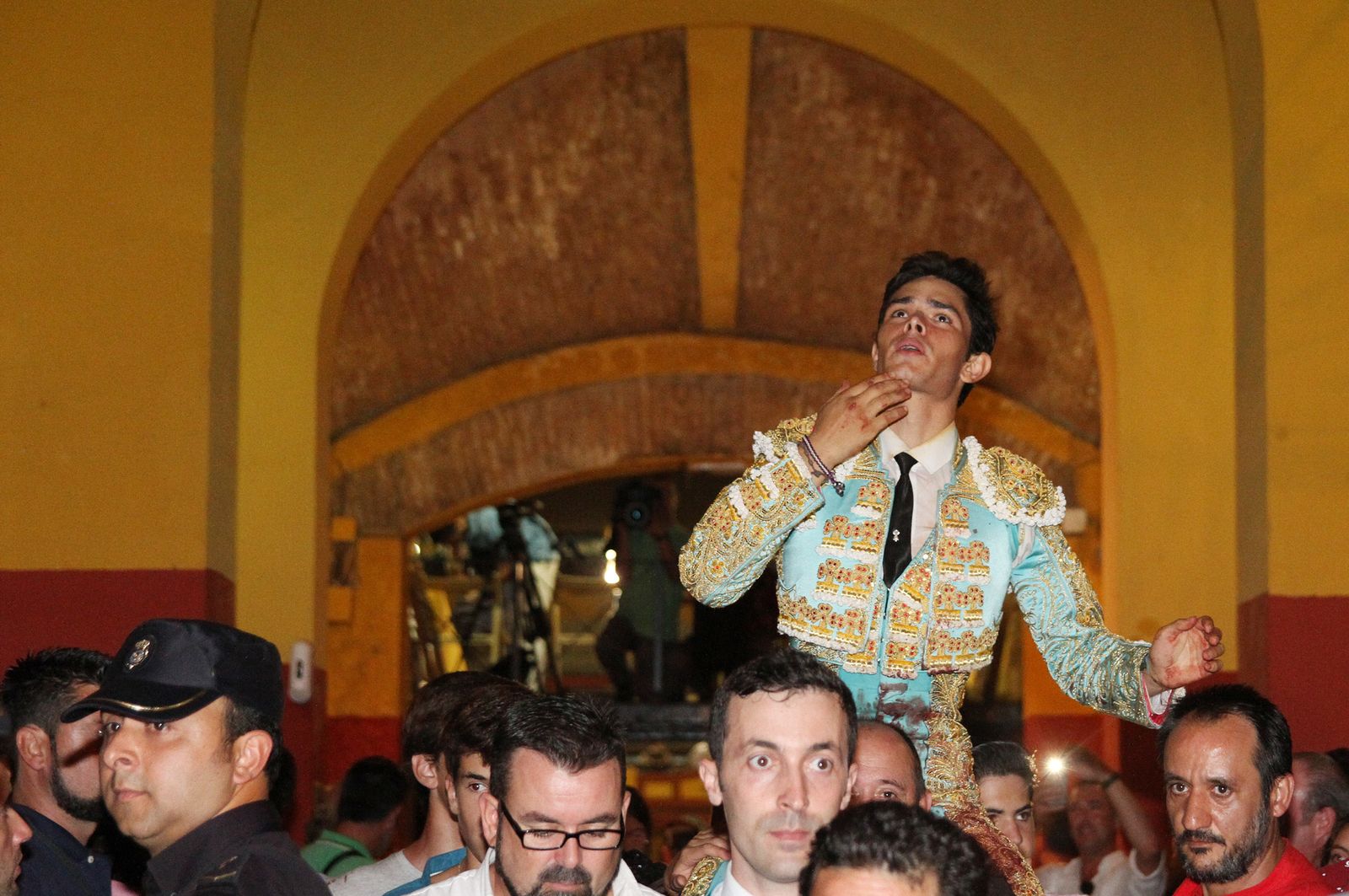 Juan Silva "Juanito" sale a hombros en la Plaza de toros La Merced, en imágenes