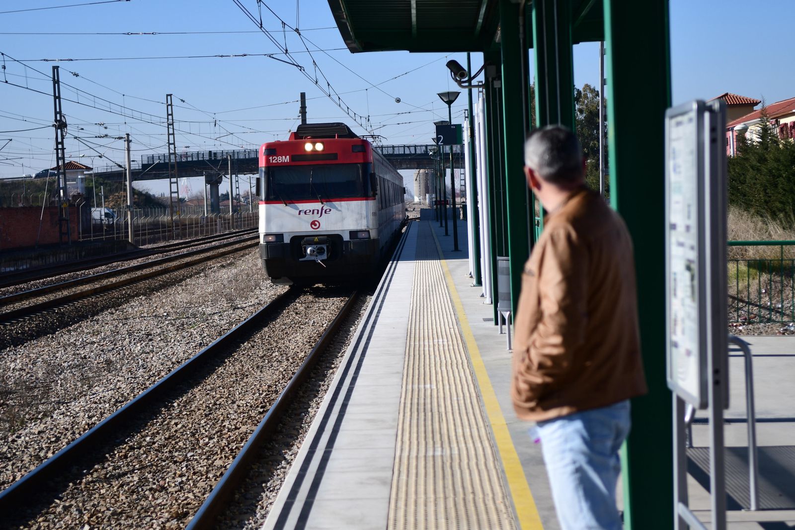 Un viajero espera la llegada del tren en la estación ferroviaria de El Higuerón.