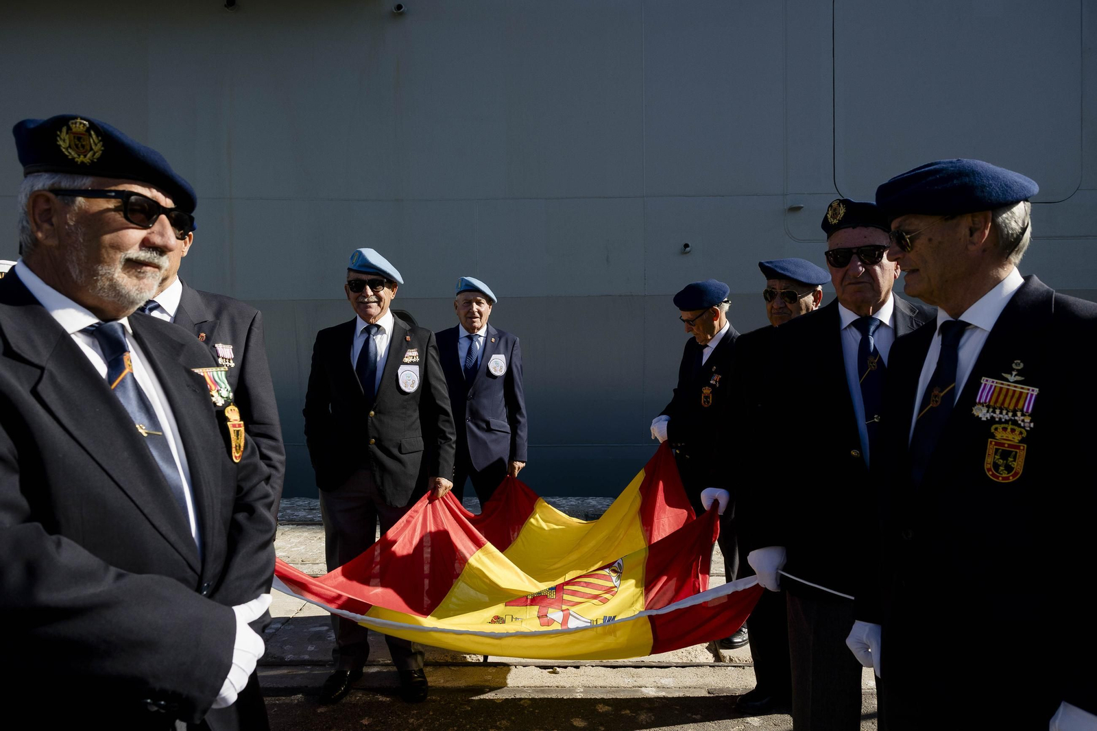 Las imágenes del día del veterano de las Fuerzas Armadas y Guardia Civil en Cádiz.
