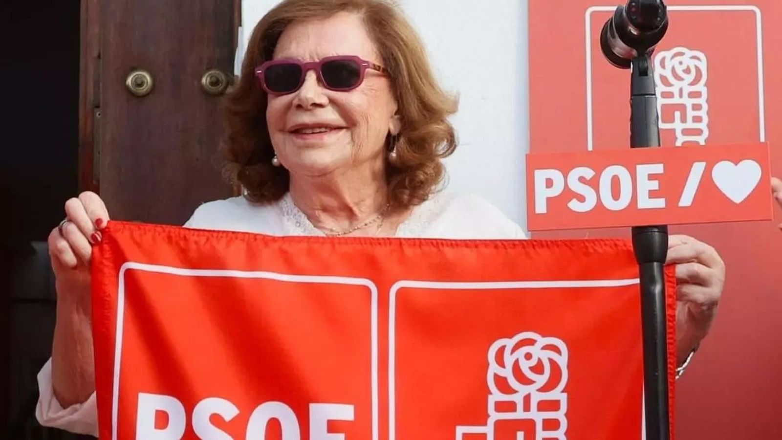 Amparo Rubiales con una bandera del PSOE en un acto de homenaje del partido.
