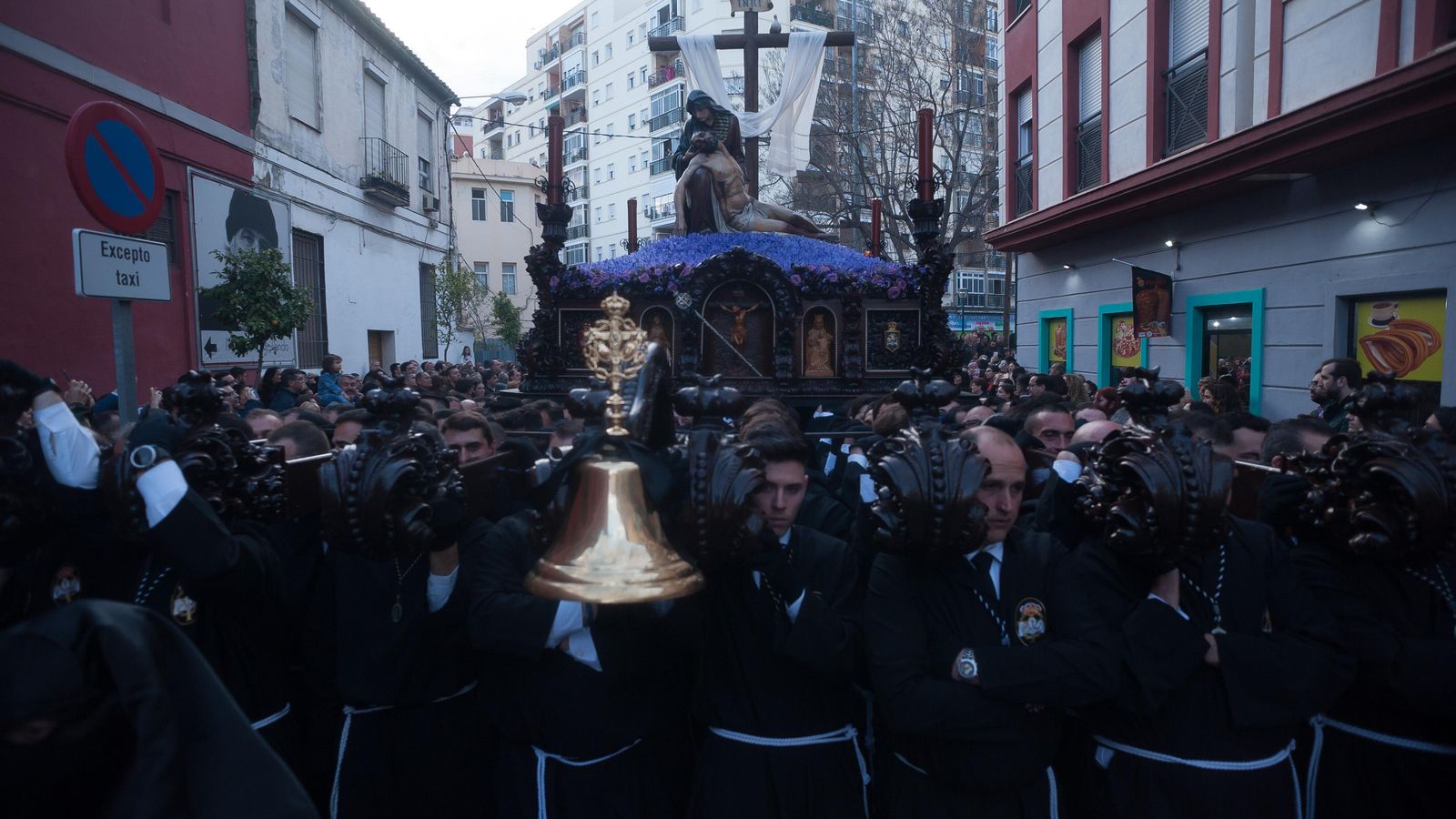 El trono de la Piedad, a su paso por el Molinillo. El trono de la Piedad, a su paso por el Molinillo.
