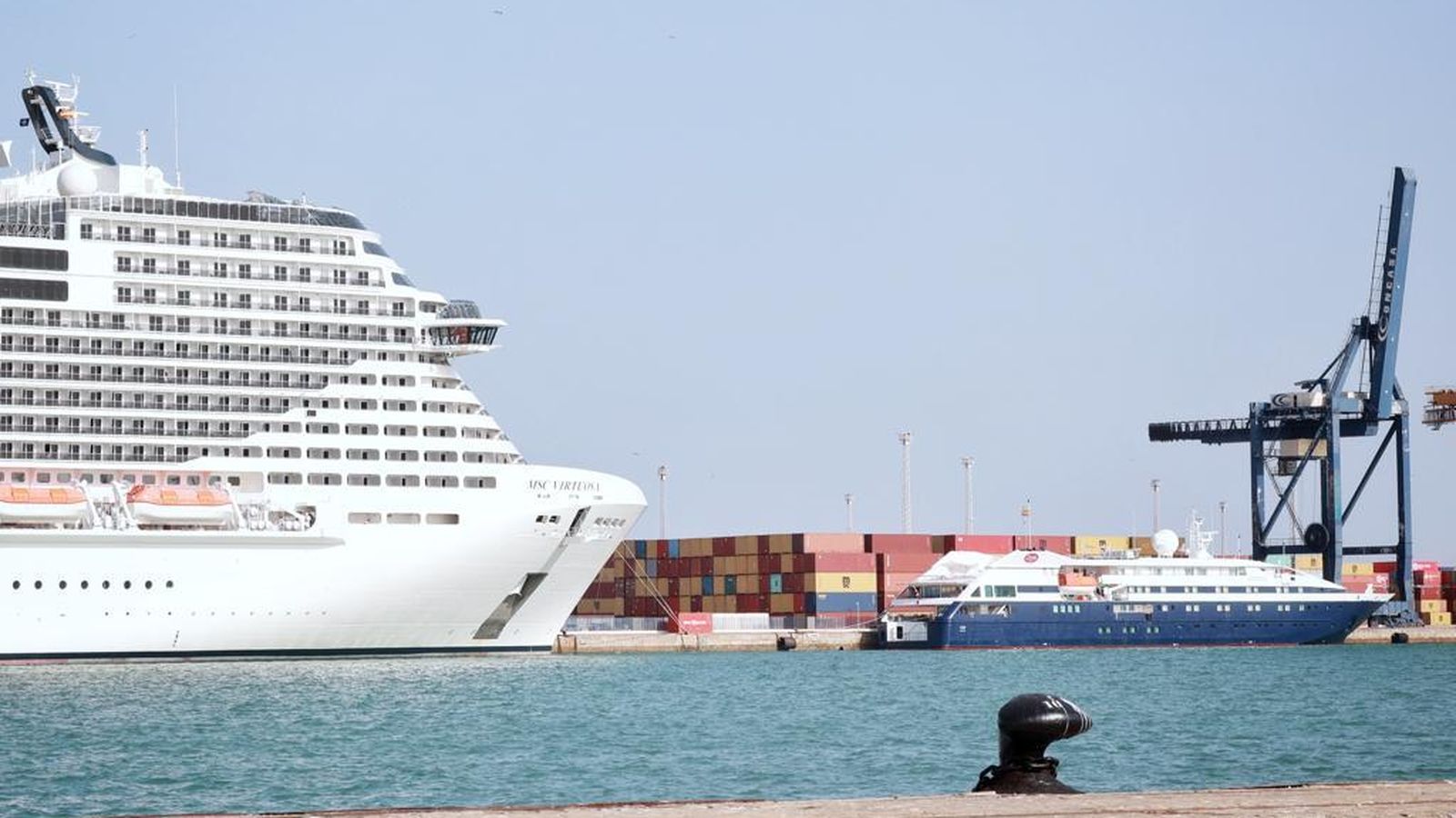 Era peculiar la grandiosidad del MSC Virtuosa en comparación con el tamaño del yate Clio