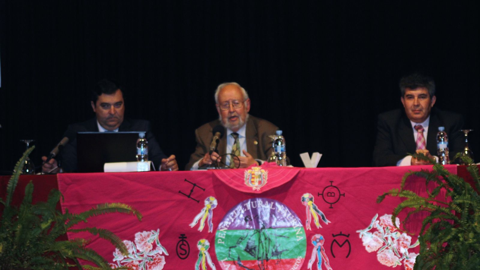 Julio Fernández, Domingo Prieto y el presidente de la peña La Divisa.