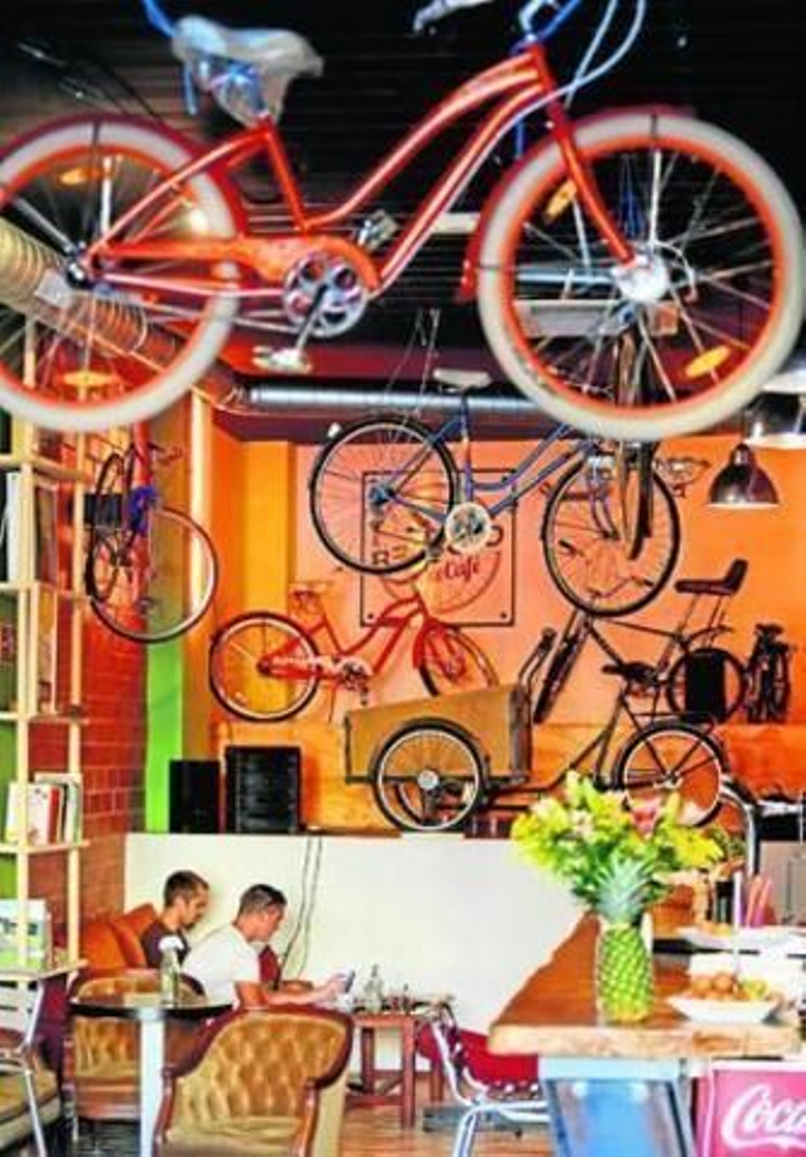 Recyclo Bike Café es una cafetería-tienda-taller en la plaza de Camas, abierta hace una semana.