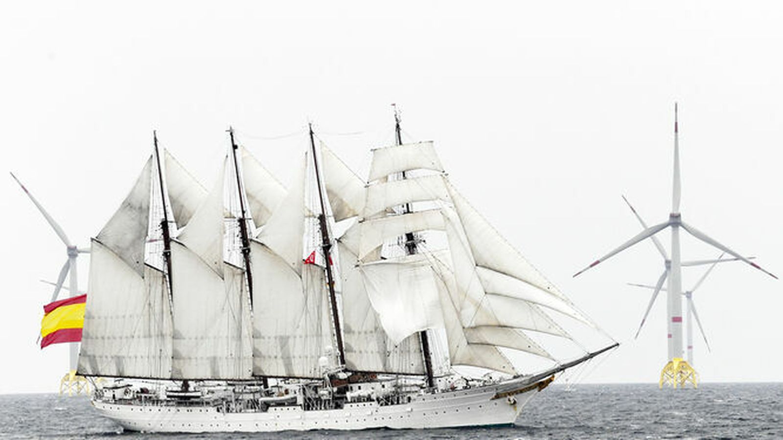 El Juan Sebastián de Elcano navega por el parque Wikinger de Iberdrola.