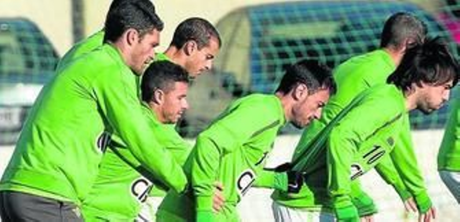Jorge Molina sujeta a Momo durante uno de los ejercicios del entrenamiento.