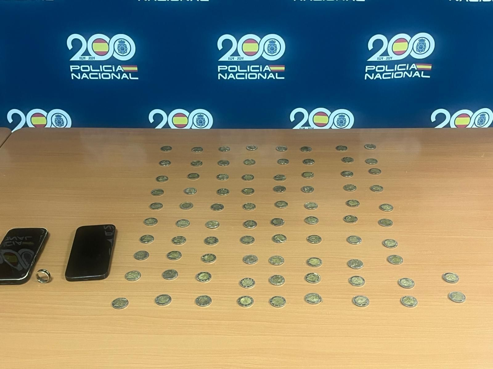 Algunas monedas requisadas.