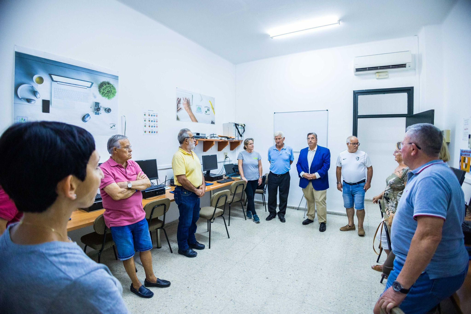 Curso de iniciación a la informática para mayores en la sede de la Federación Isla de León, en San Fernando