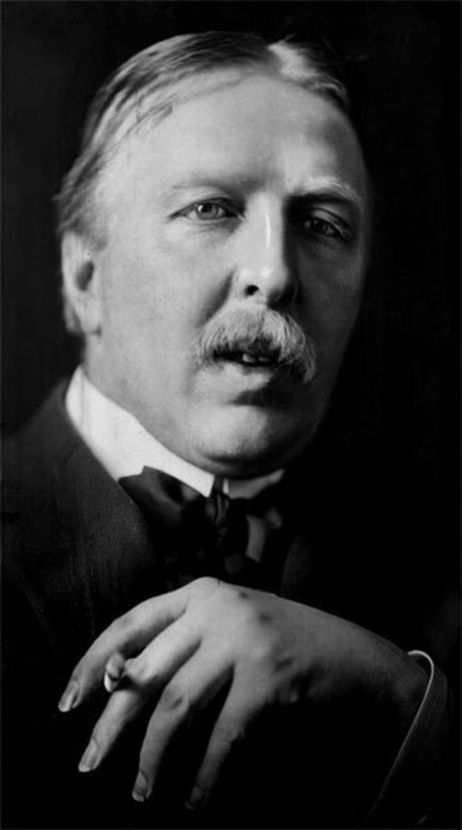 El escritor inglés Ford Madox Ford (Merton, 1873 - Deauville, 1939).