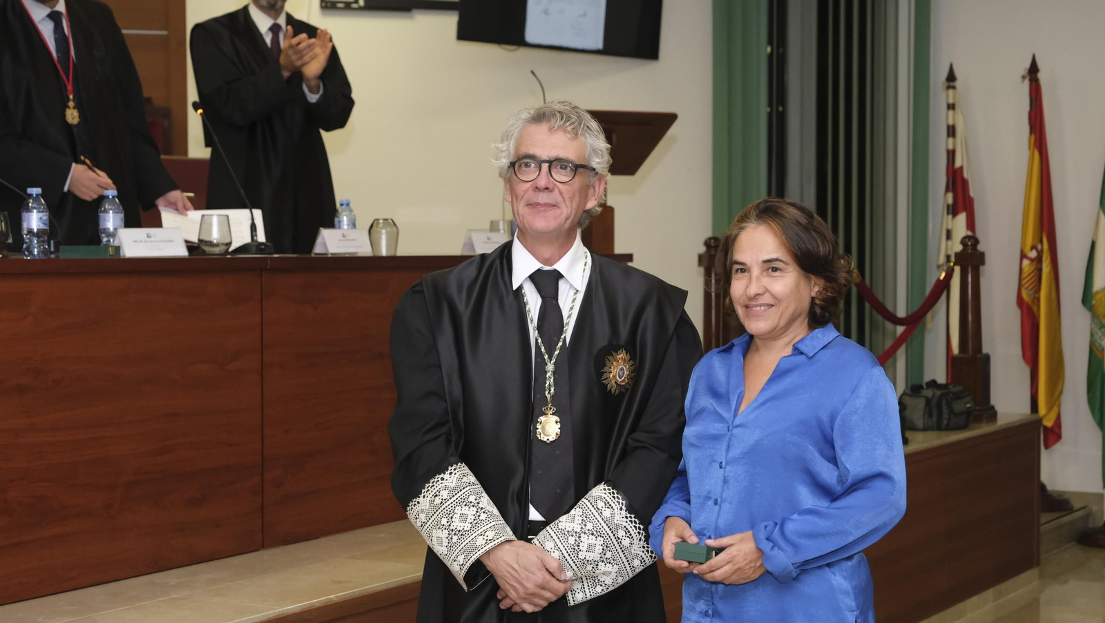 Entrega de insignias de 25 años de colegiado en el Colegio de Abogados de Almería, en imágenes