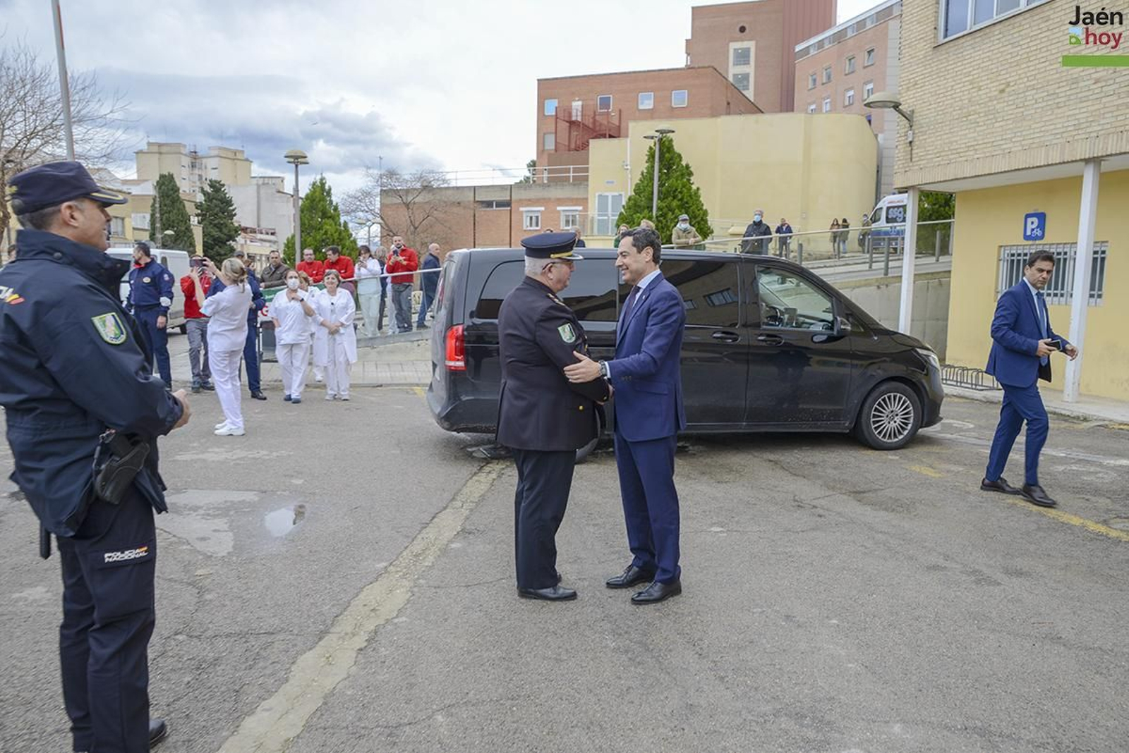 Juanma Moreno visita el nuevo PET-TAC y las dos gammacámaras del Hospital Universitario de Jaén