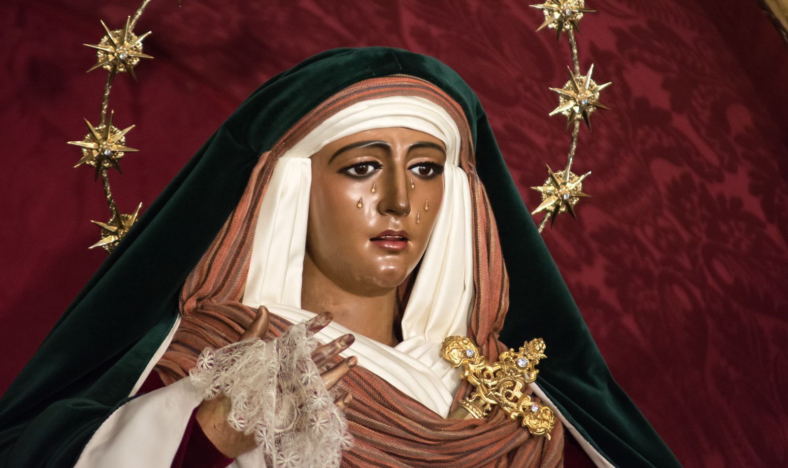 La Esperanza anuncia la cuaresma en Triana, vestida de hebrea