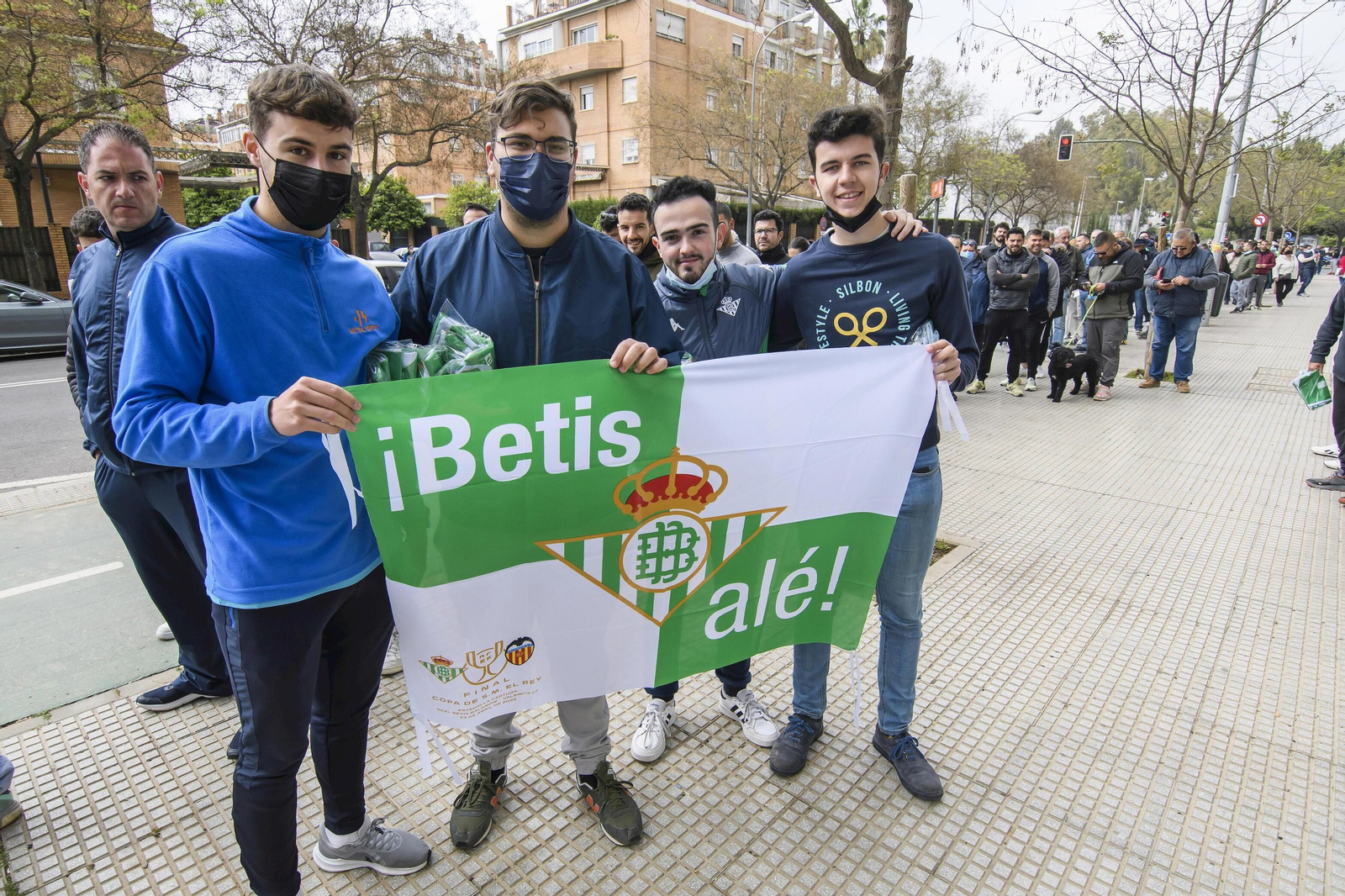 Aficionados del Real Betis  hacen cola para recoger bandera conmemoratia de la Final de la Copa del Rey.