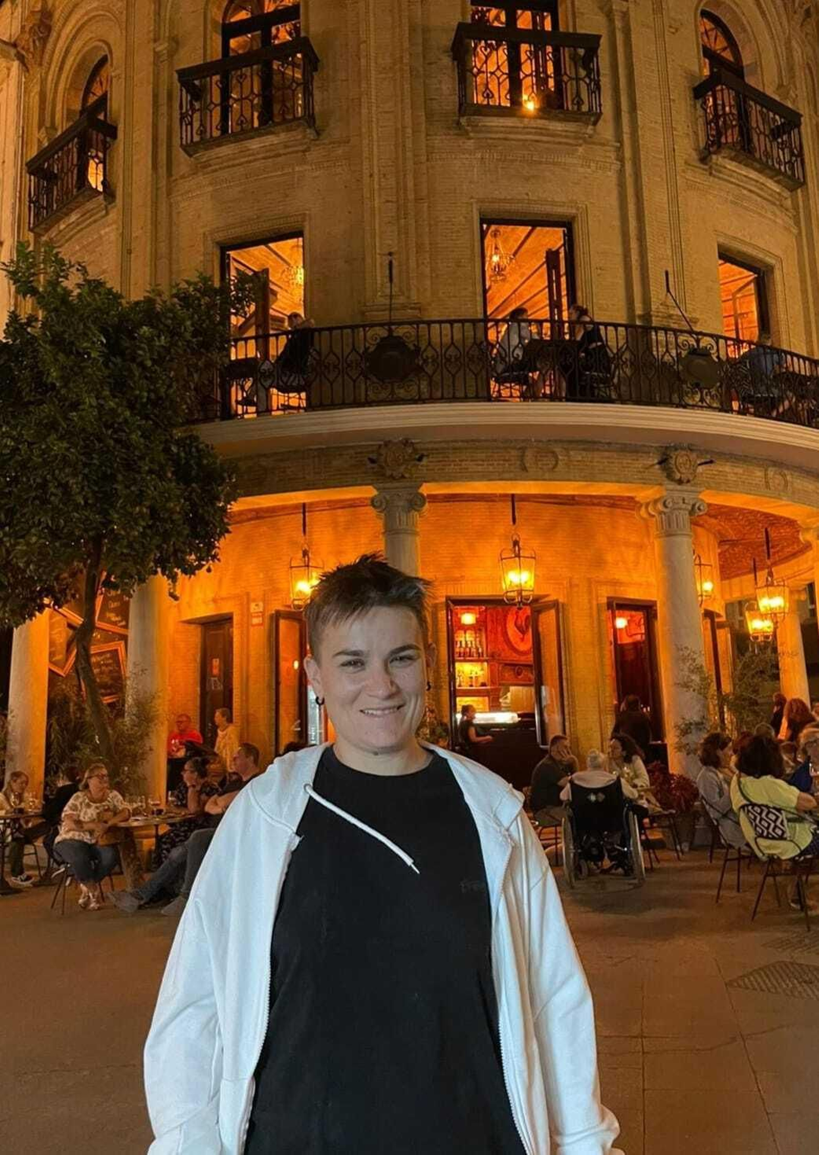 Ainhoa Azurmendi posa frente a El Gallo Azul.