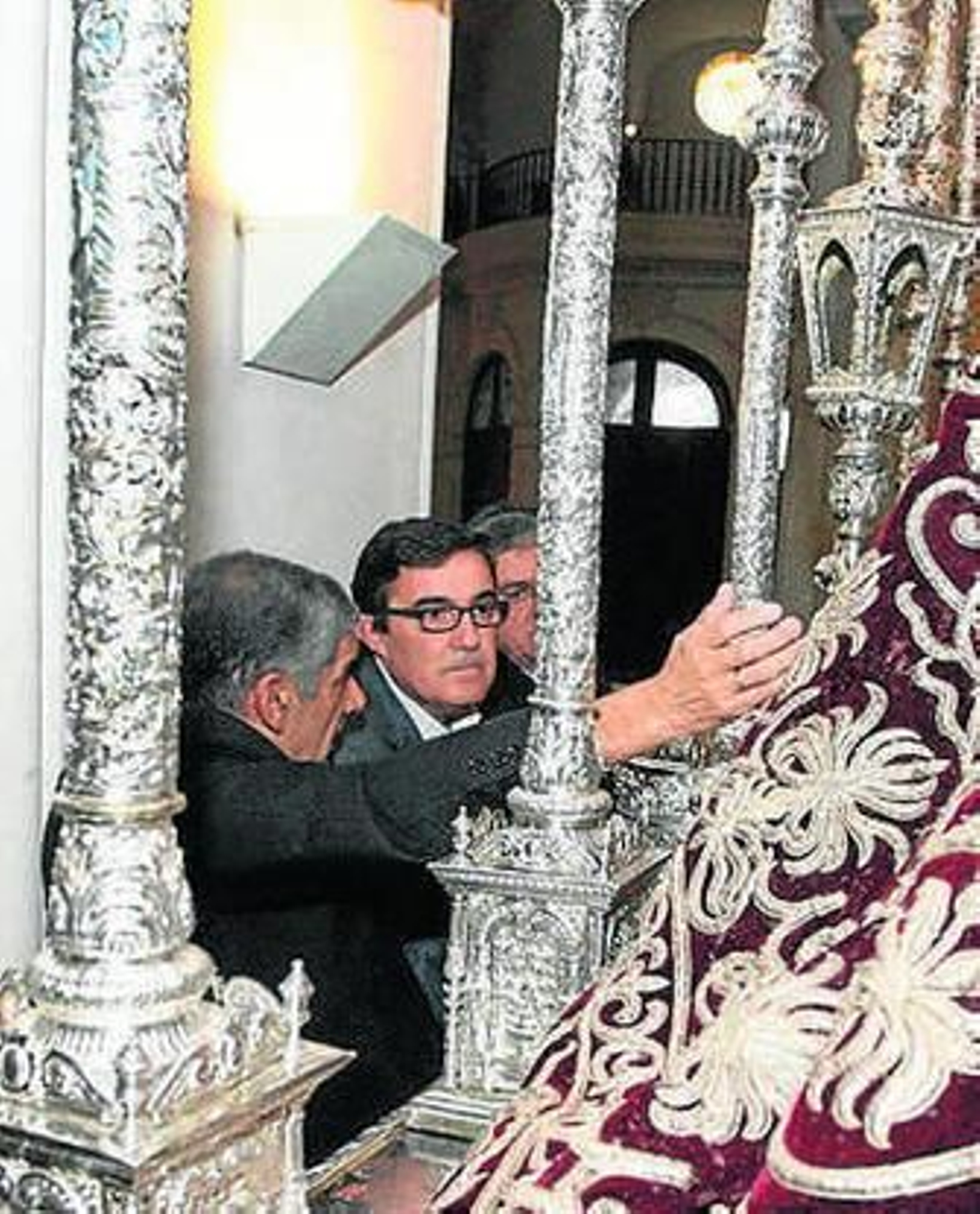 Vicente Zarza conociendo el manto.