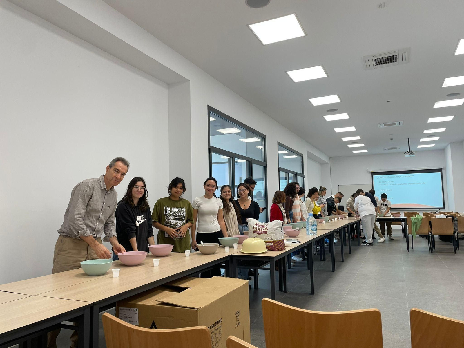 Vea cómo estudiantes de la UAL elaboran el 'Pan de Agua de Mar del Paraje Natural Cabo de Gata'