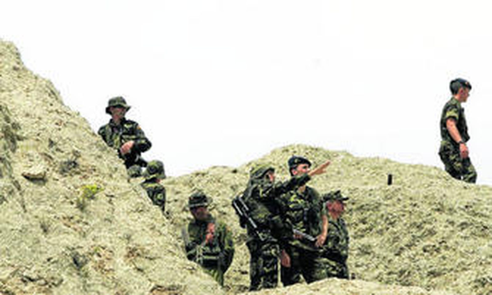 El Príncipe de Asturias siguió atentamente la maniobra con unos prismáticos.