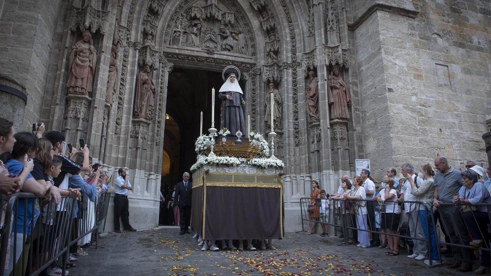 El paso de Santa Ángela sale de la Catedral.