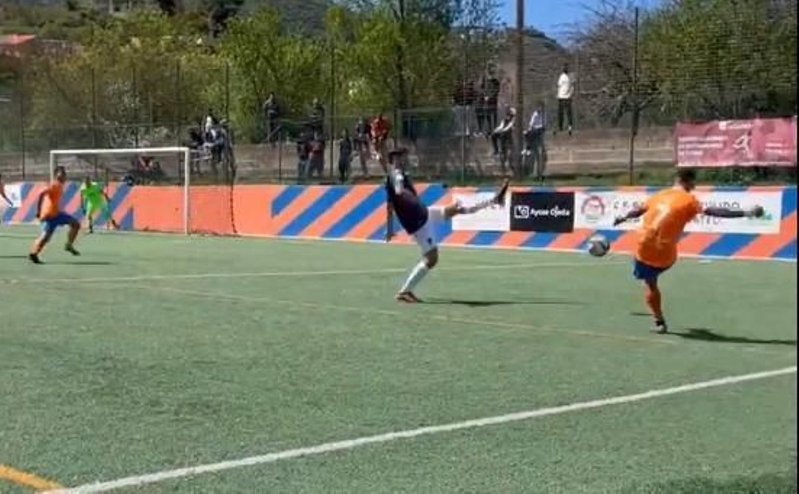 Raúl Sosa centra ante la oposición de Genar en el gol anulado a los canarios.