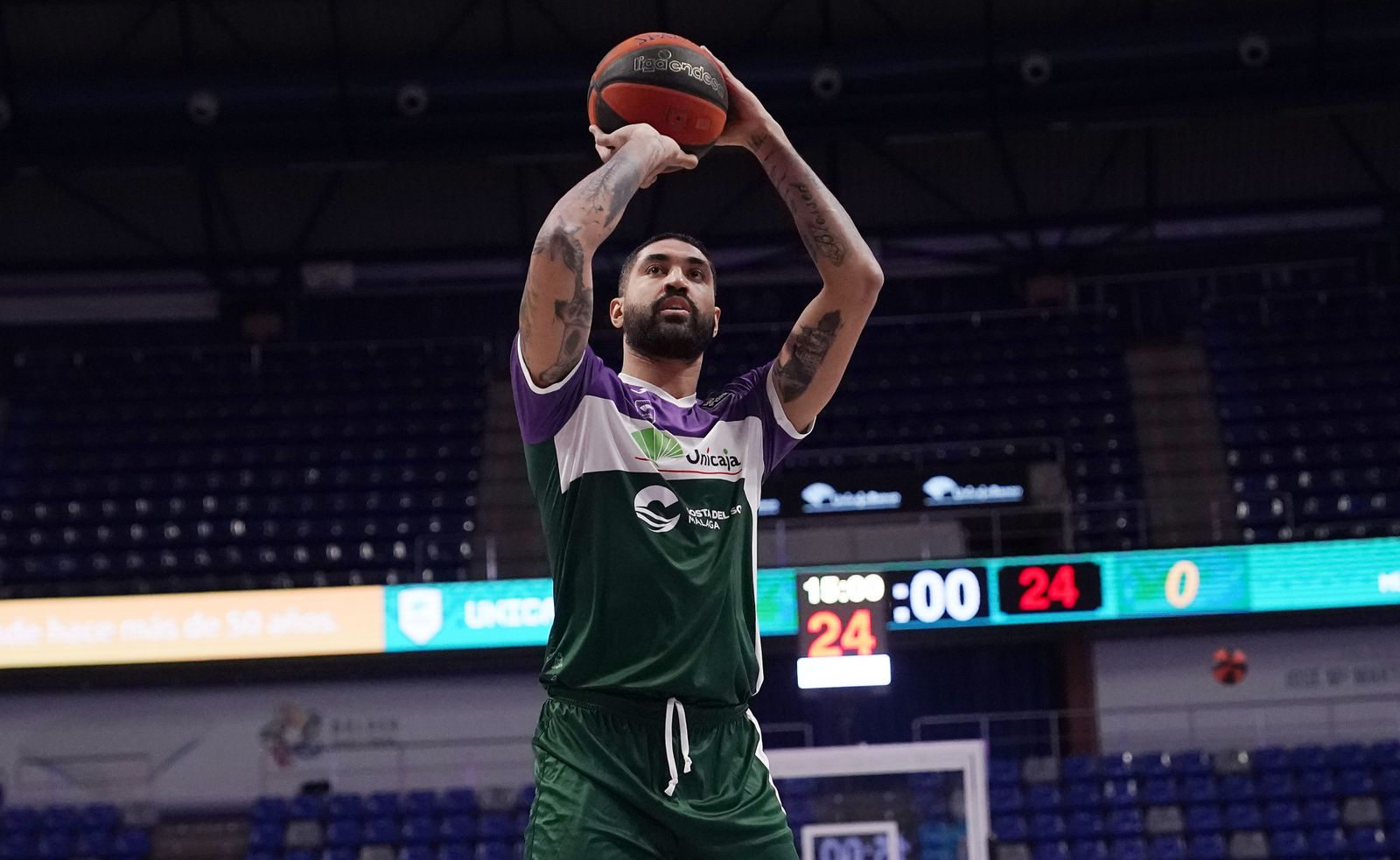 Lima lanza a canasta en un calentamiento.