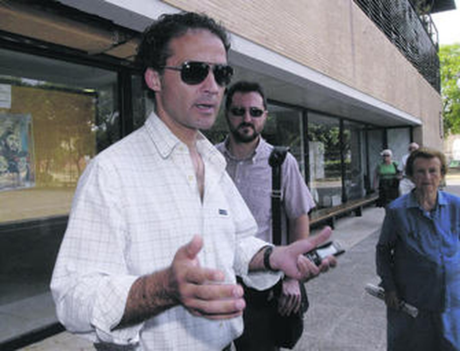 Juan Pazos, a las puertas del Consistorio, el día de su dimisión.