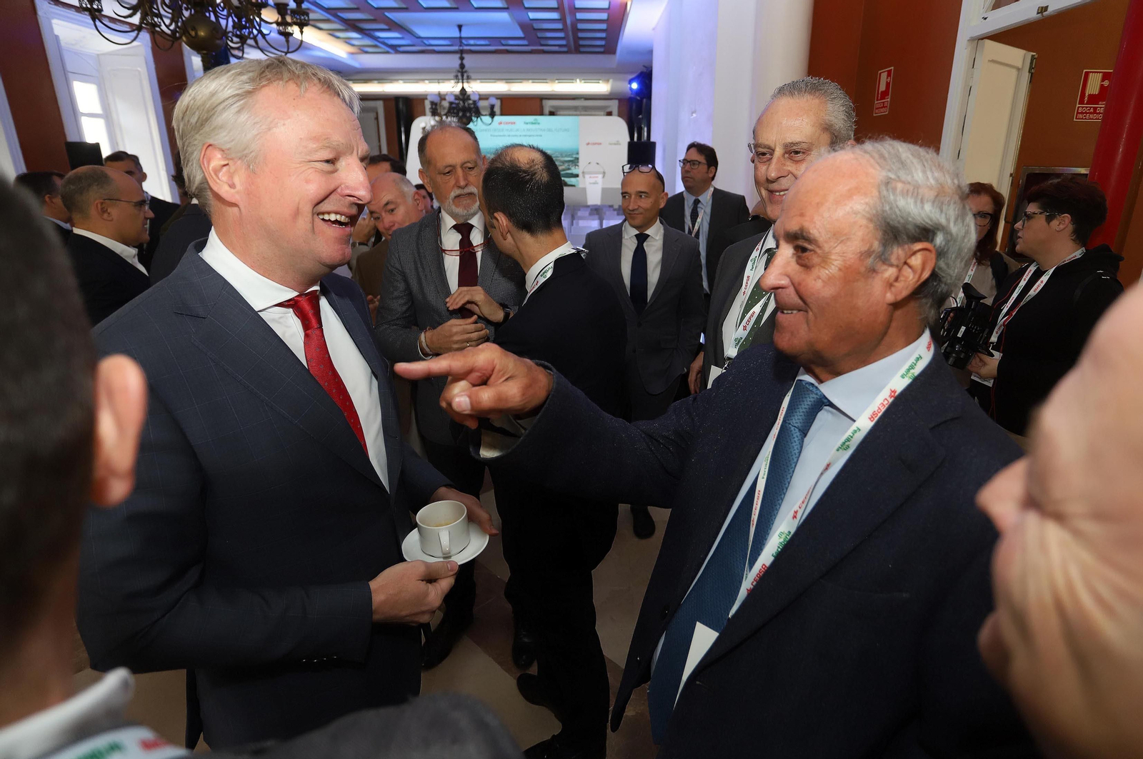 Imágenes de la firma del acuerdo entre Cepsa y Fertiberia para implantar el anillo de hidrógeno verde en Huelva