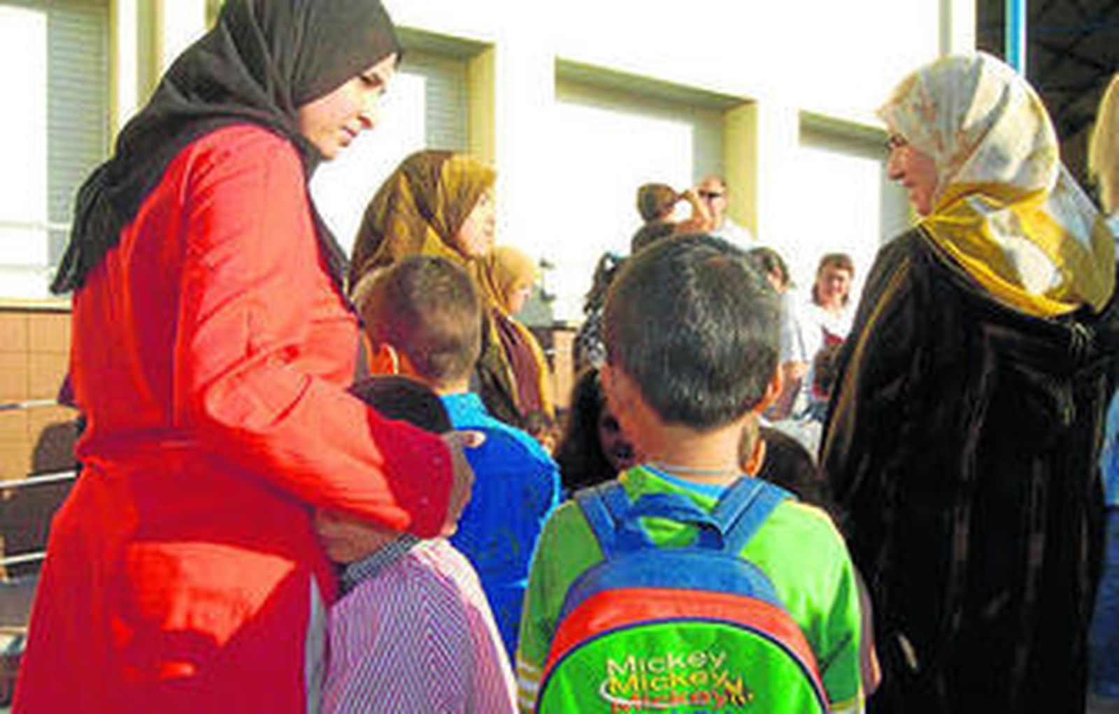 Madres marroquíes llevan a sus hijos a un colegio.