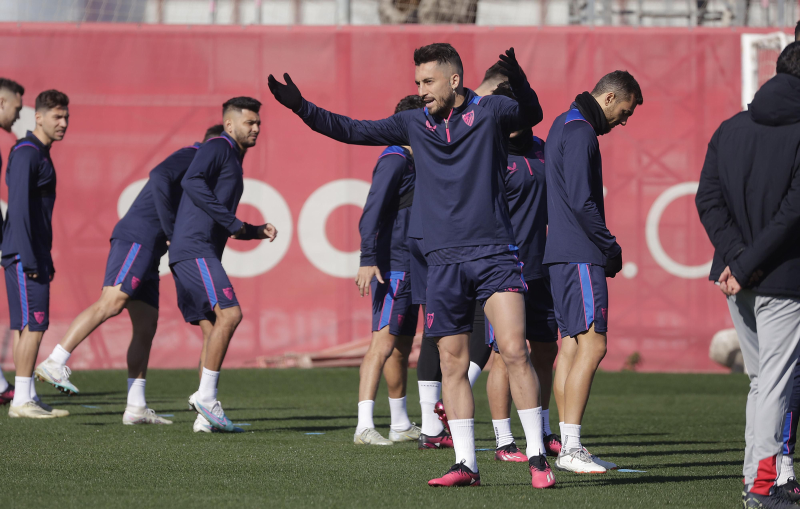 Alex Telles, ante Joan Jordán y con Tecatito al fondo, volverá a ser central de parche.