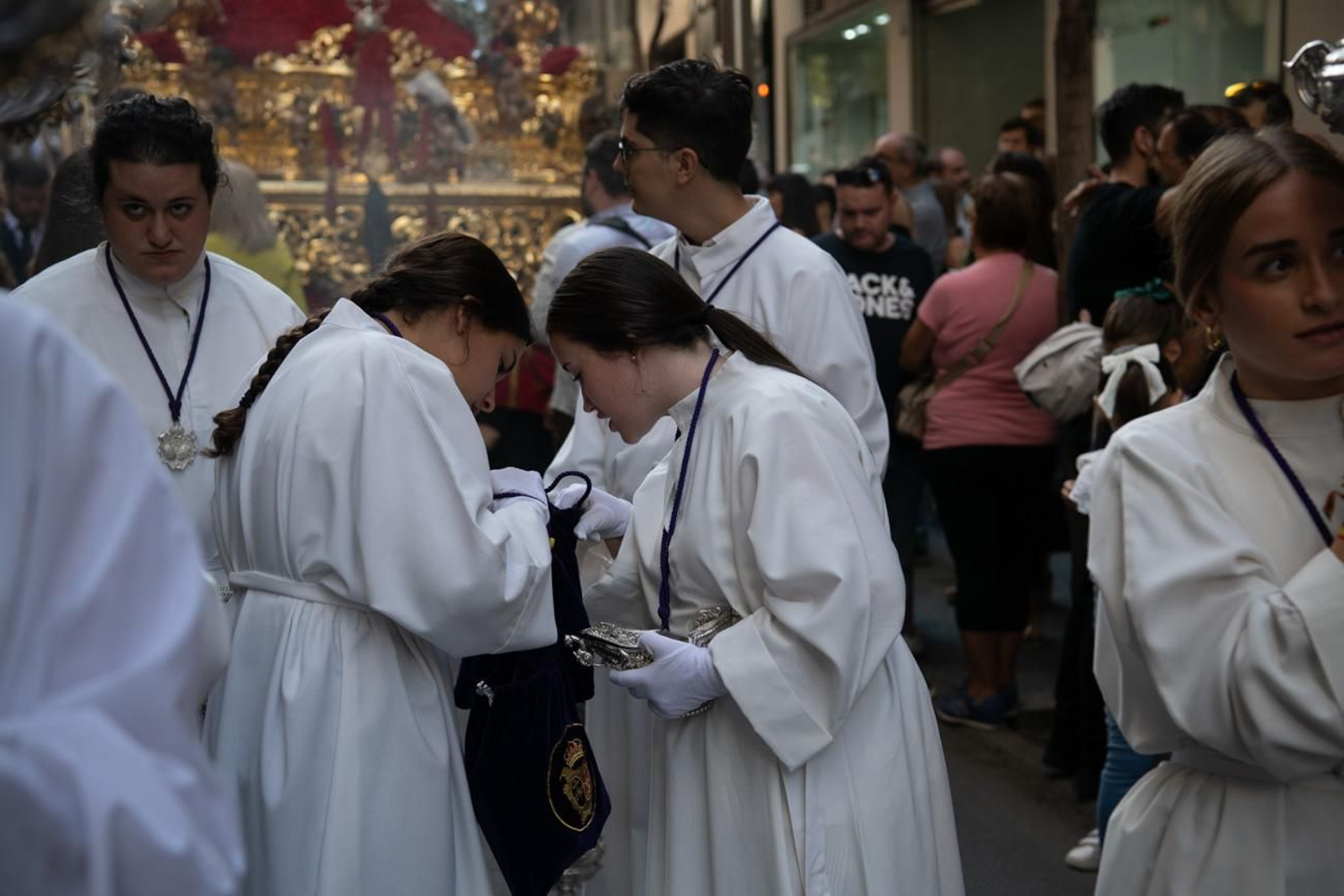 El pueblo de Jaén abraza con solemnidad a El Abuelo en la Magna, en imágenes