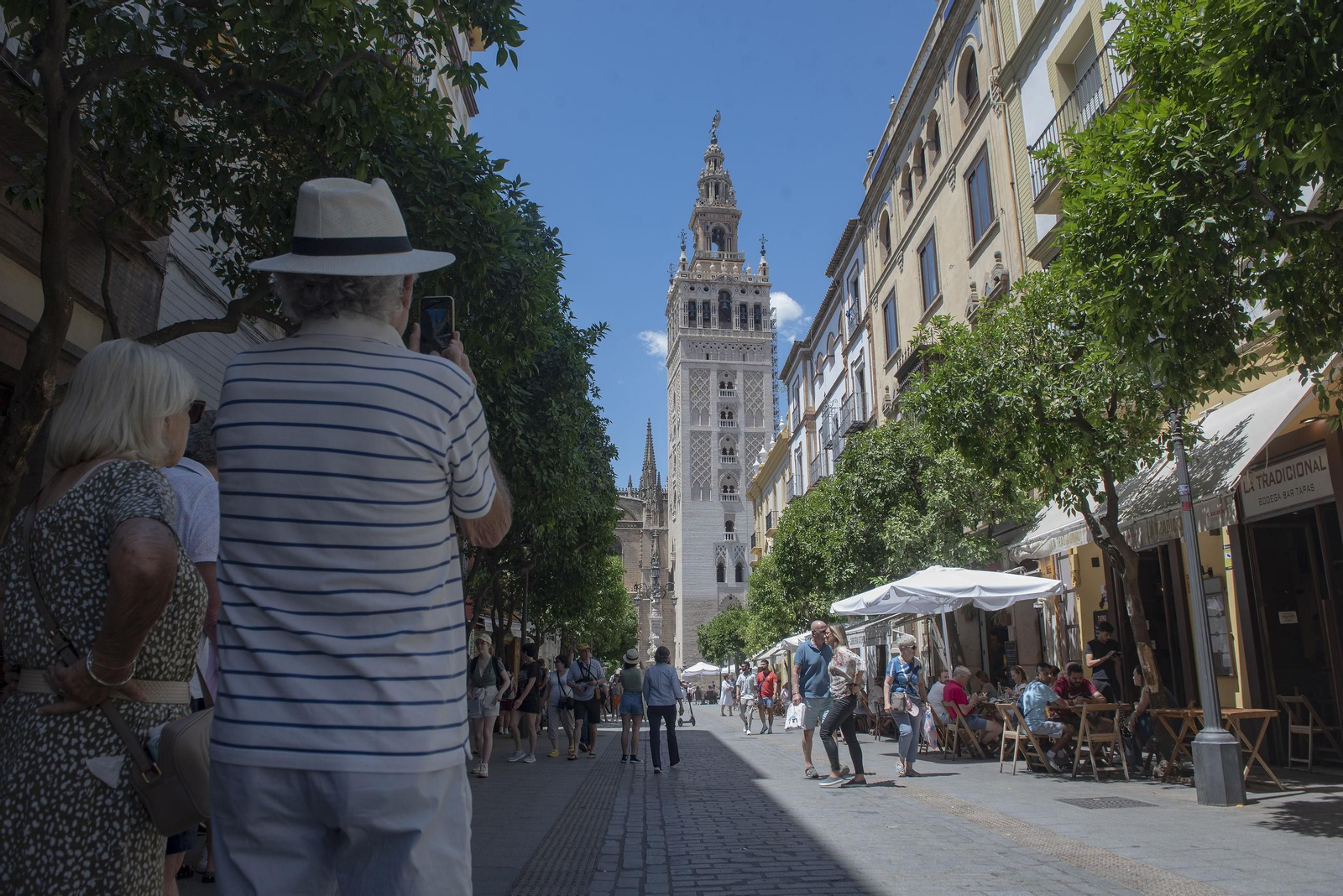Turistas esta semana en la calle Mateos Gago