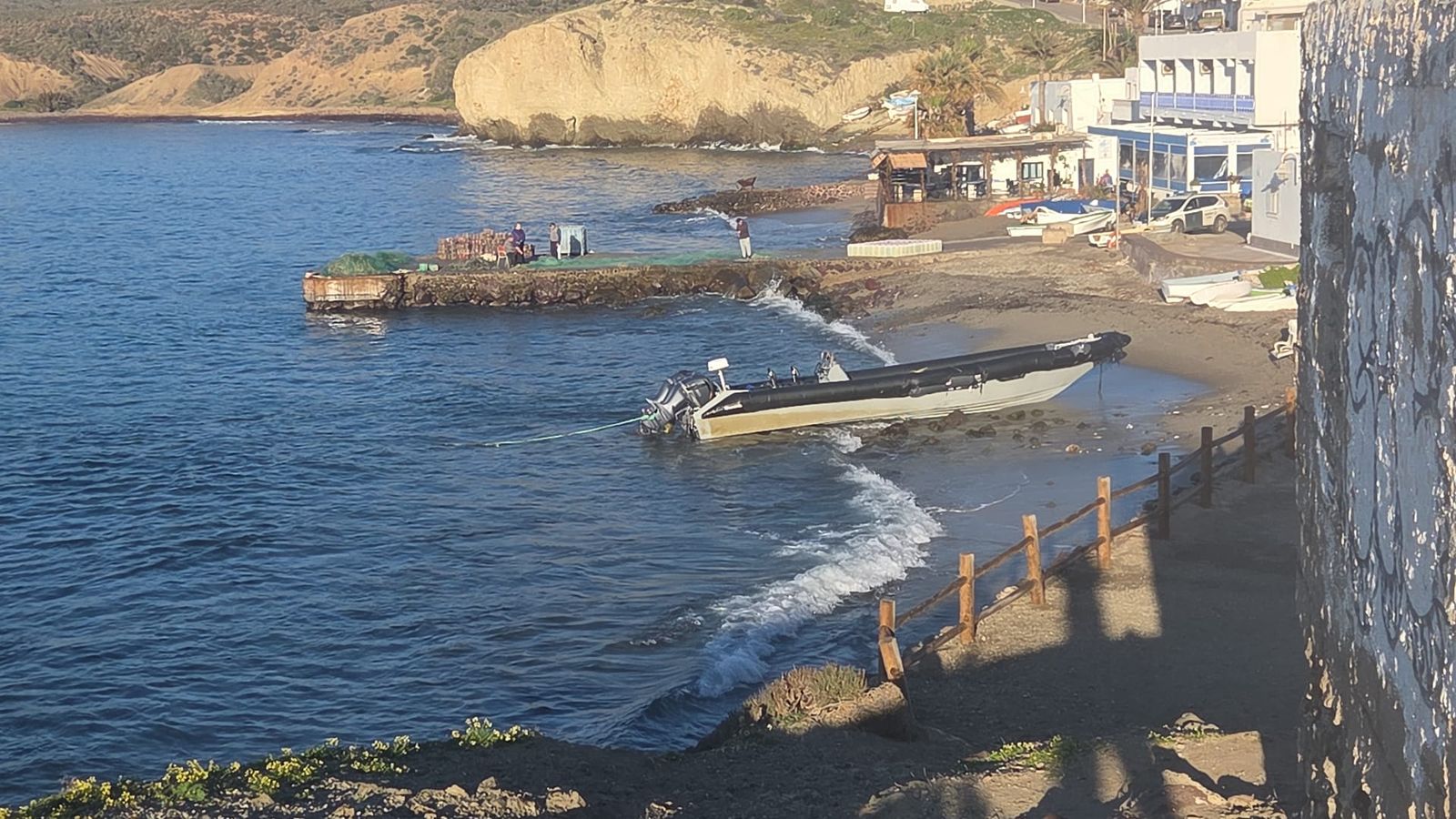 Narcolancha varada en La Isleta del Moro.