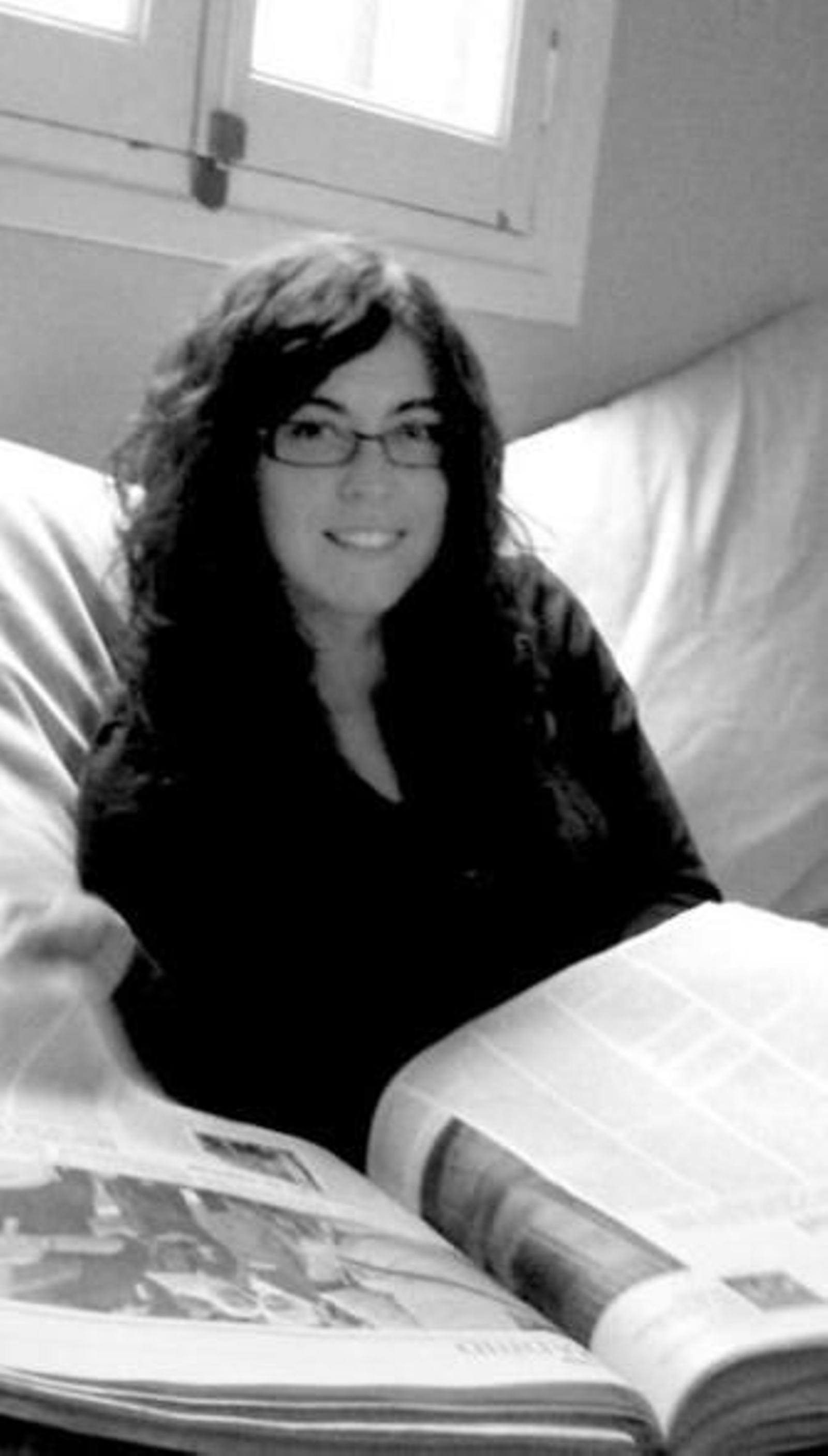 La periodista leyendo el periódico por la mañana.