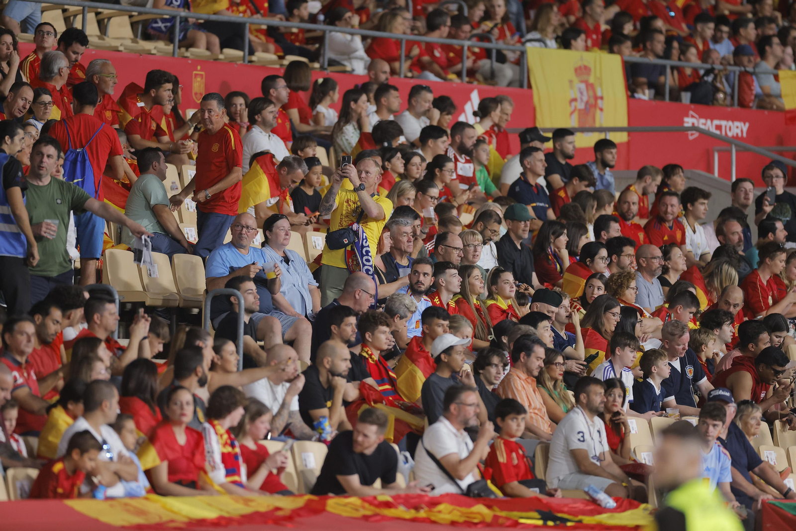 Búscate en las fotos del España-Escocia