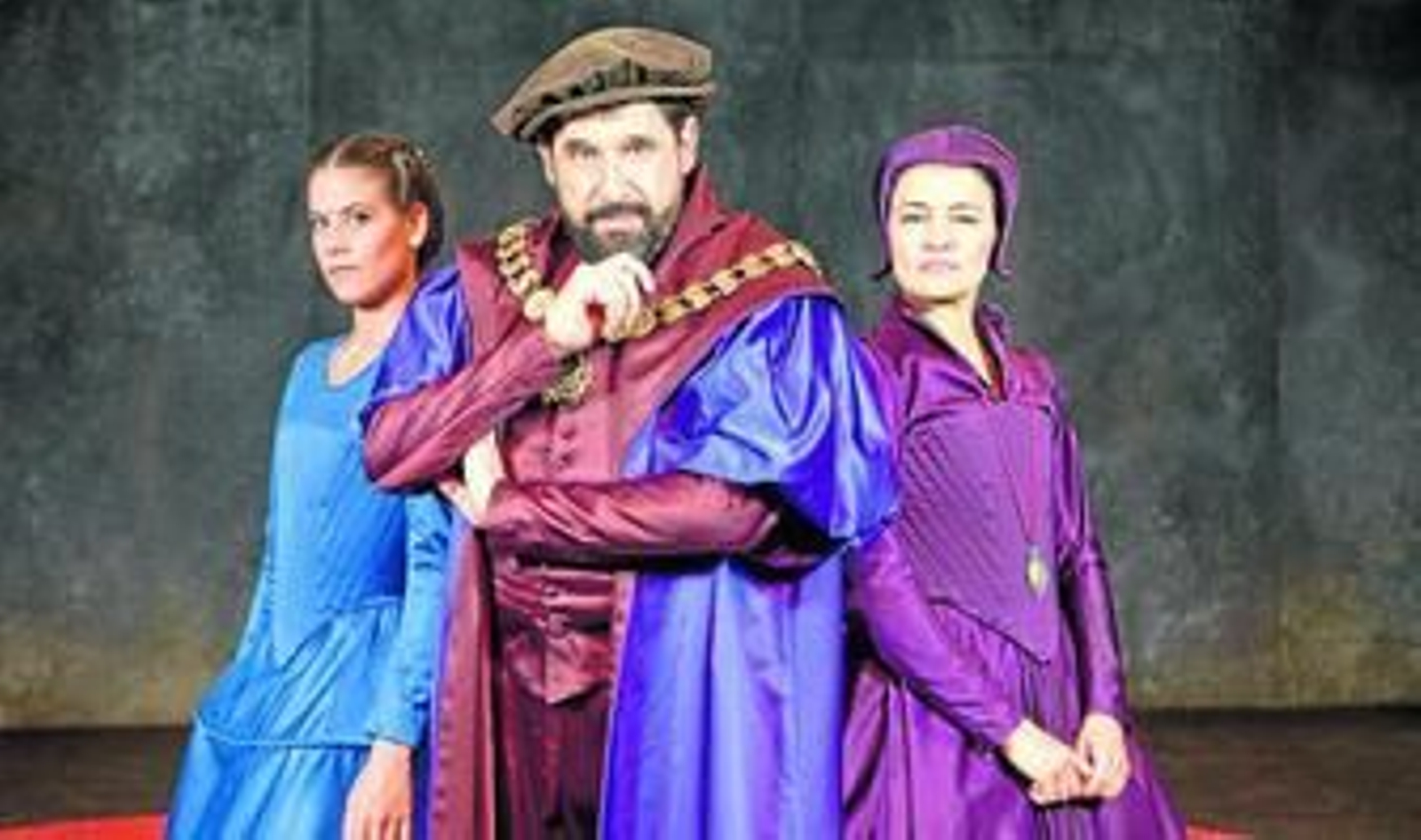 José Luis Patiño, junto a dos actrices del reparto, en 'Tomás Moro, una utopía'.