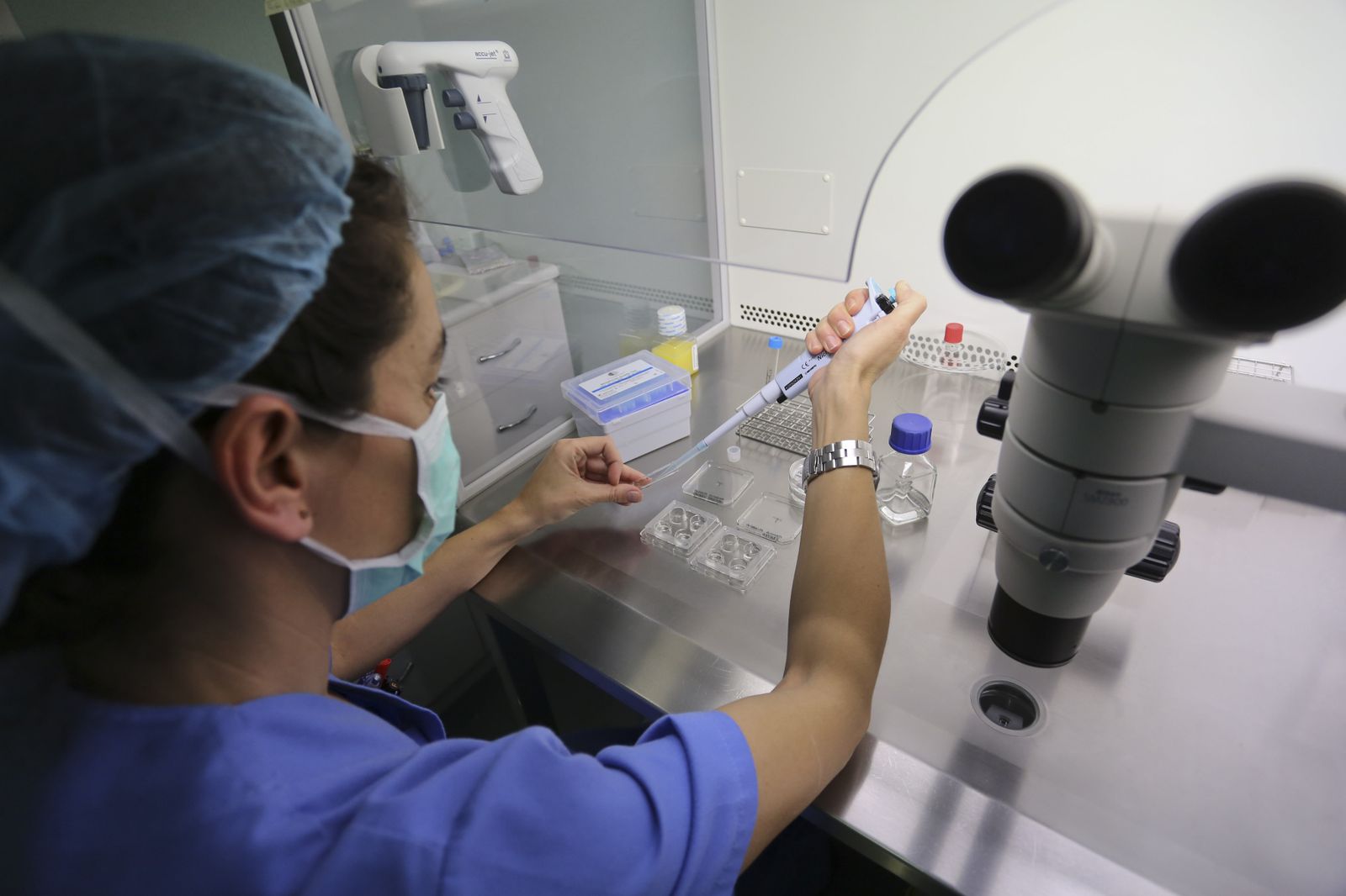 Una profesional del Centro Gutenberg trabajando en el laboratorio.