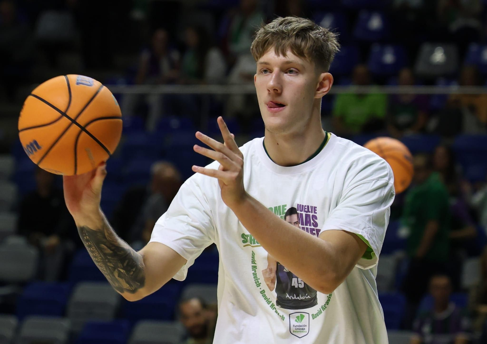 David Kravish, camisetas, vídeo y ovación para mandarle fuerzas