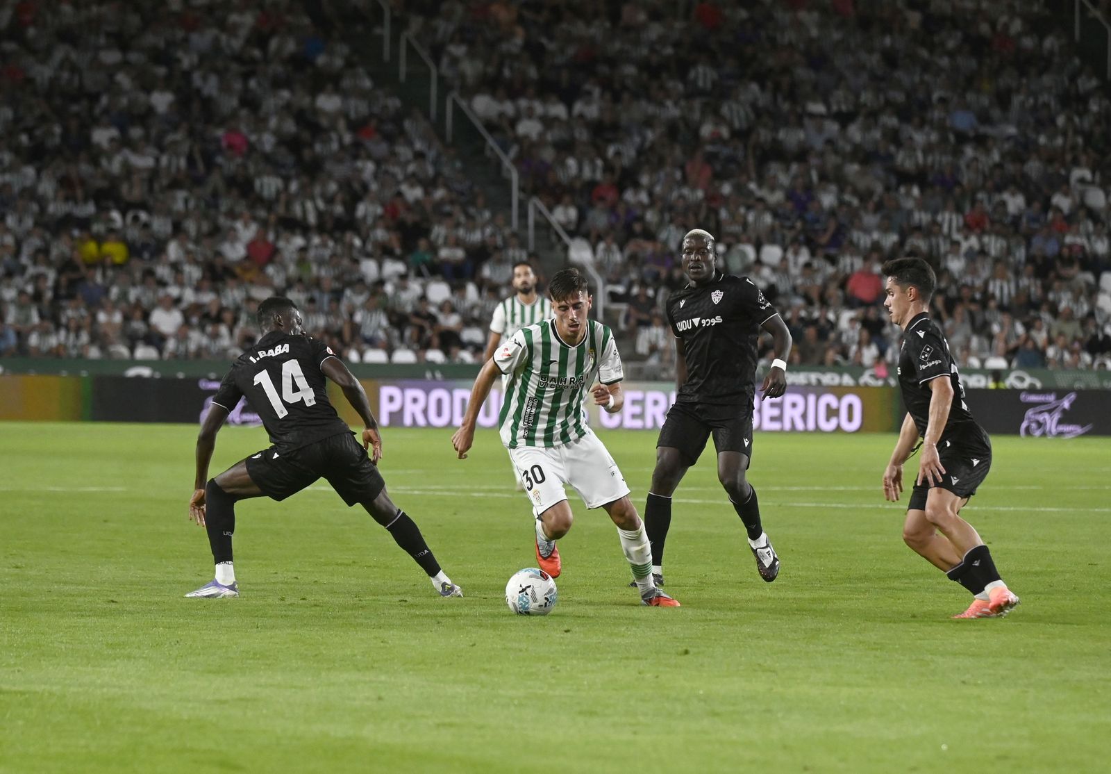 Requena es presionado por tres jugadores del Almería en el duelo de la primera vuelta.