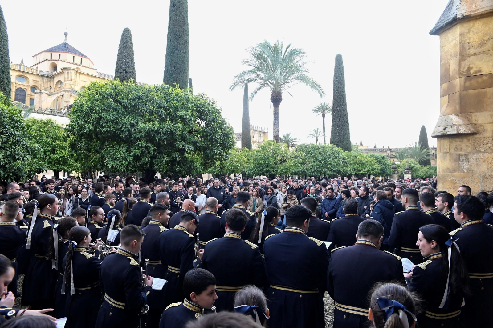 El concierto de bandas de Semana Santa en el Patio de los Naranjos, en imágenes