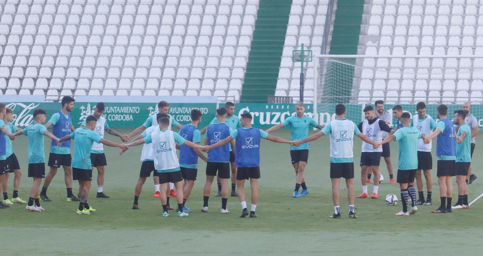 Los jugadores del Córdoba CF hacen un ejercicio en grupo en el entrenamiento de este sábado.