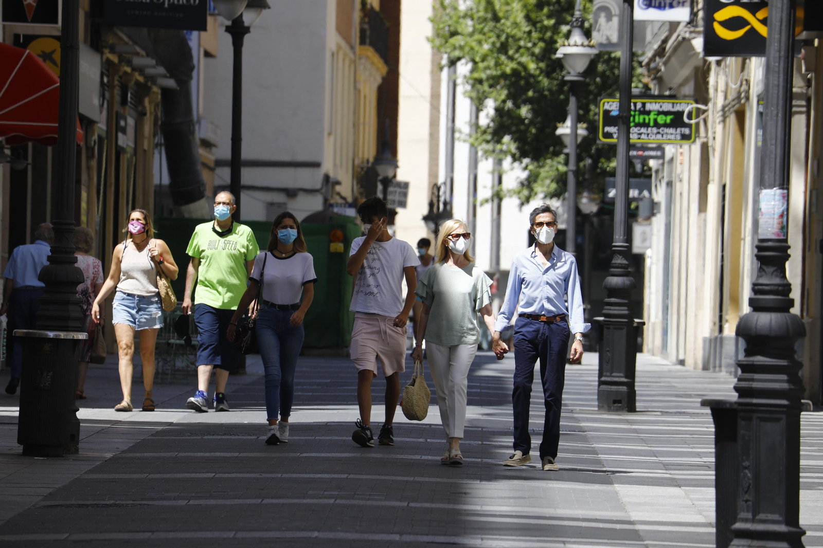 Varias personas caminan por el centro de Córdoba.
