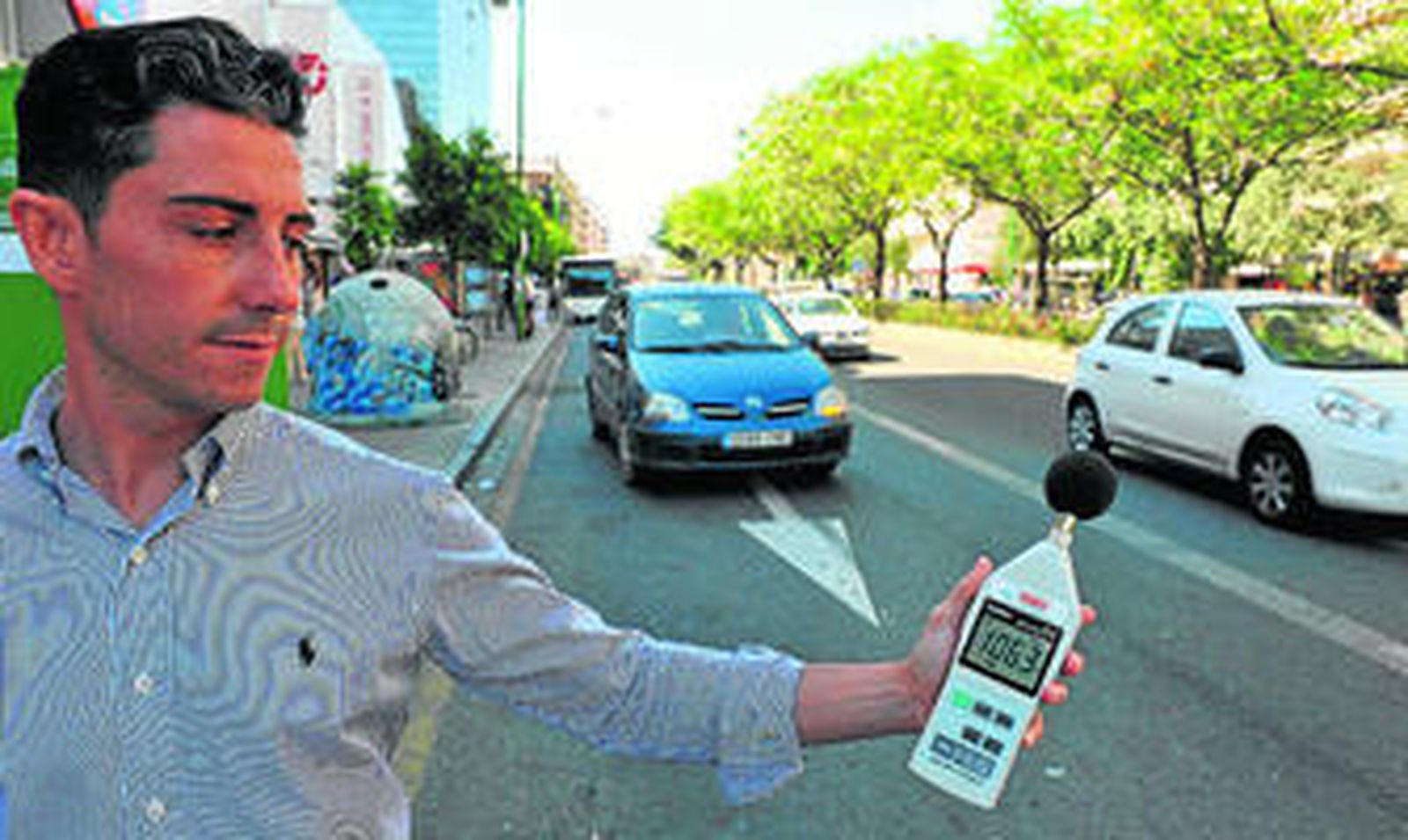 La medición realizada junto a los coches marca 106,3 decibelios.