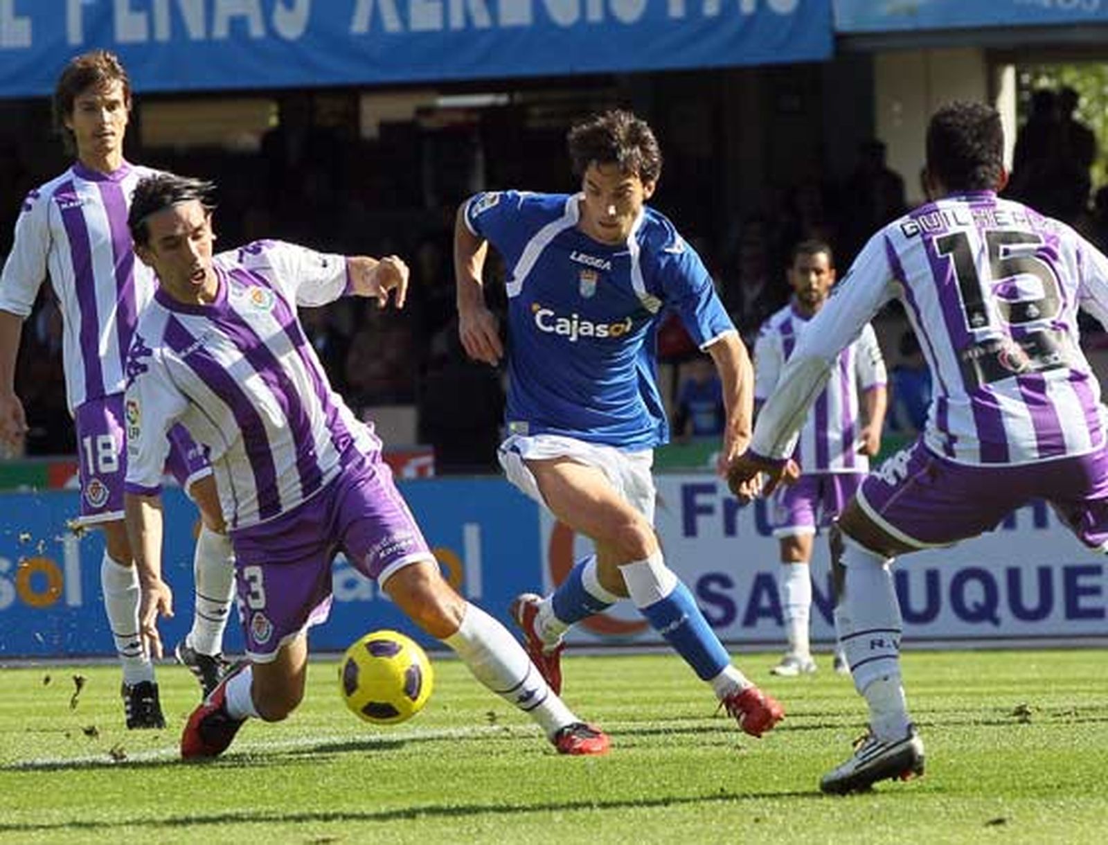 Óscar Díaz intenta marcharse del central Jordi Figueras, que siguió muy de cerca al madrileño, ayer uno de los jugadores más destacados. 

Foto: Miguel Angel Gonzalez