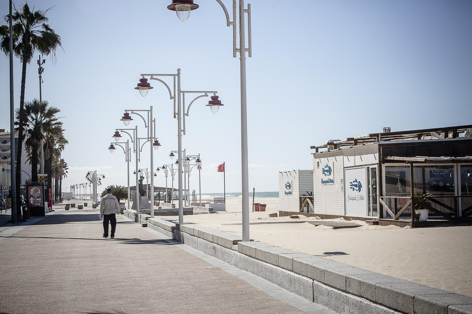 Imágenes del estado de alarma en Cádiz por el coronavirus durante la mañana de hoy.