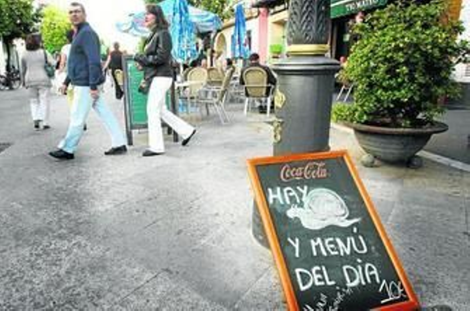 Terraza de un bar de la calle Larga que reabrió sus puertas, tras su traspaso, en el Mundial de Motos.