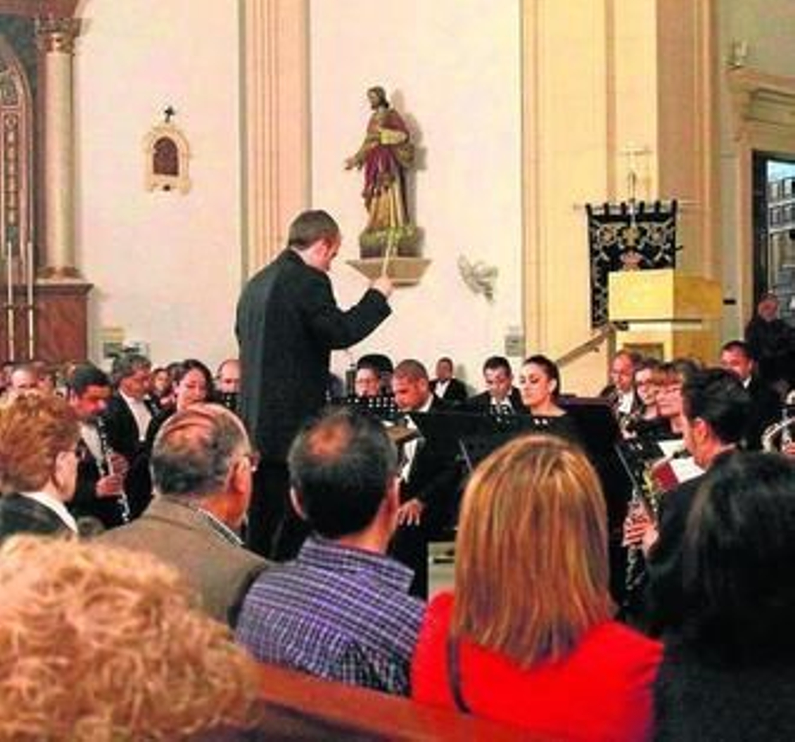 La Banda durante su actuación en la Parroquia de San Sebastián.