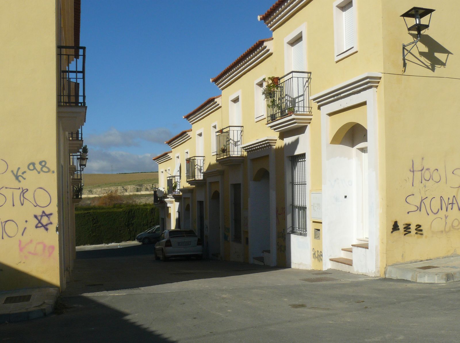 El hijo del concejal de Urbanismo está entre los okupas de ocho casas adosadas