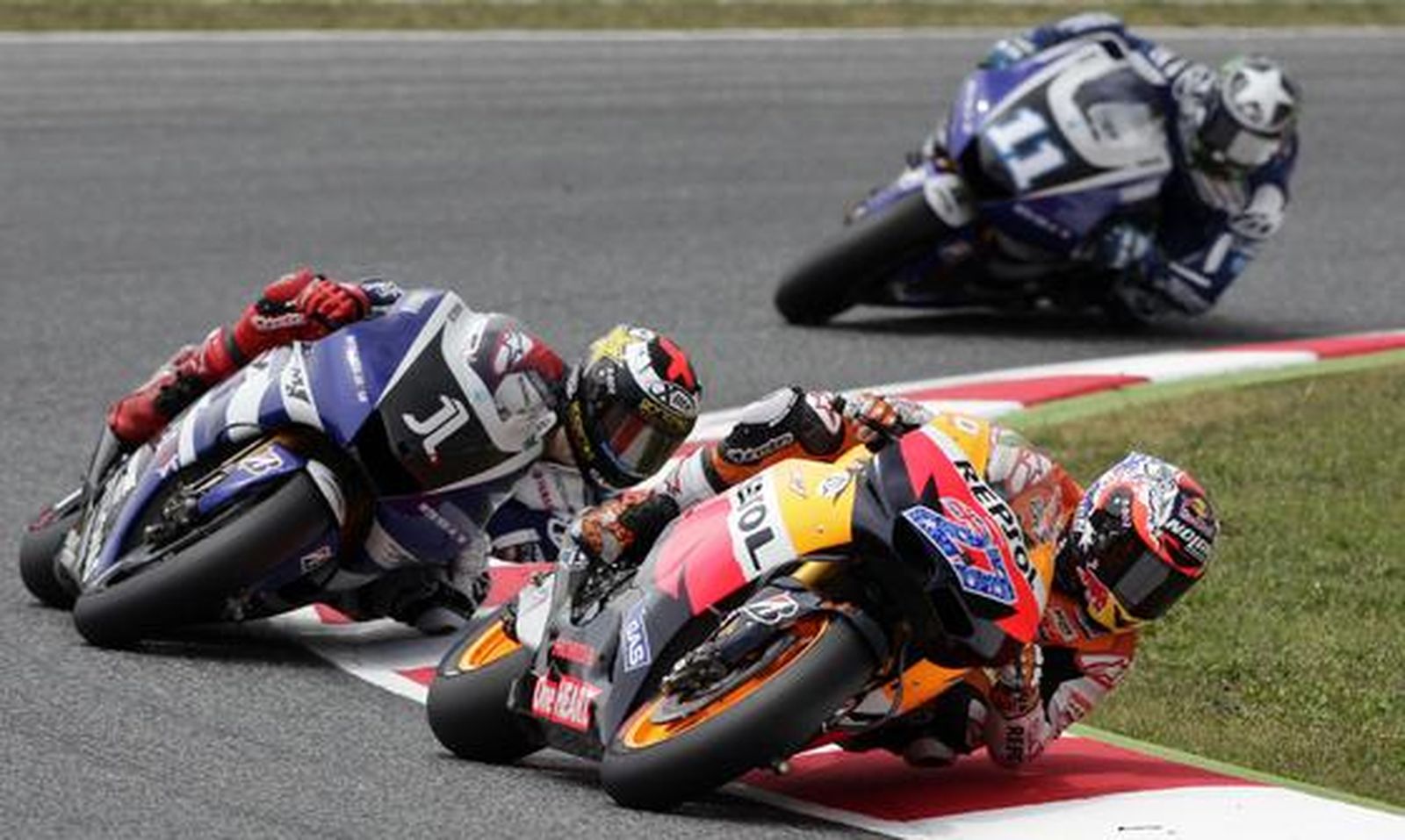 Stoner hace valer el poderío de su moto y se lleva el Gran Premio de Cataluña. / Reuters