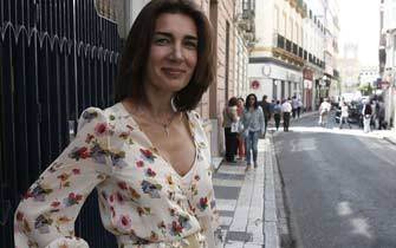 Volando de pie en un rosa nube